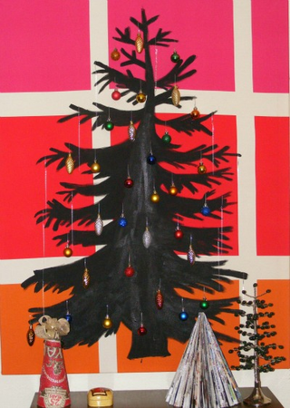 Illustration for article titled My Apartment Holiday Tree Solution (6 images)